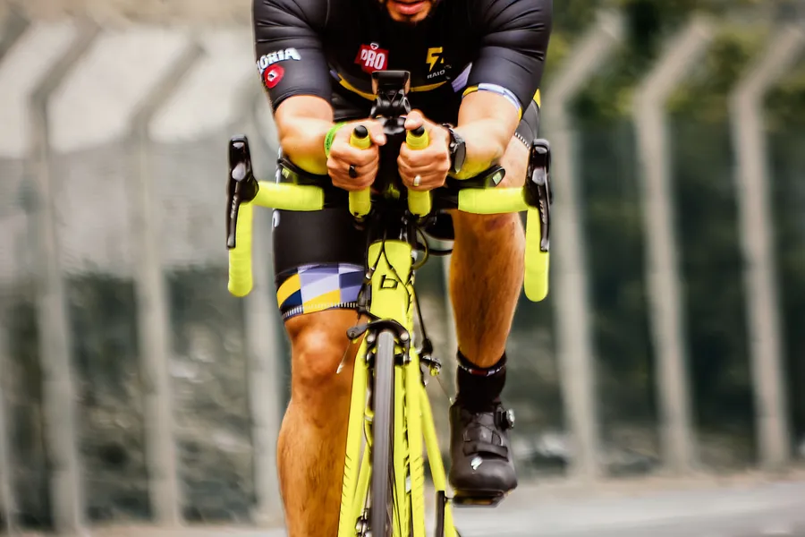 Wielrenner in actie tijdens training