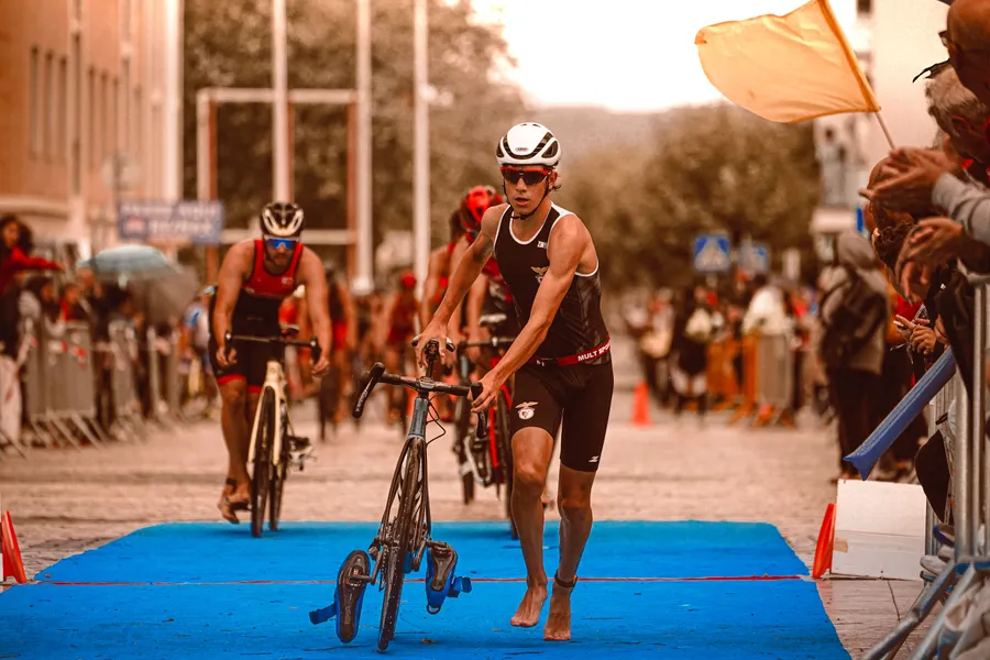 Triatleet die de finishlijn passeert