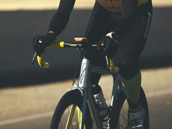 Wielrenner op een landweg tijdens training