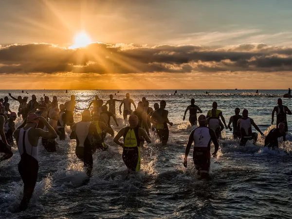Triatleet die uit het water komt bij een open water zwemstart